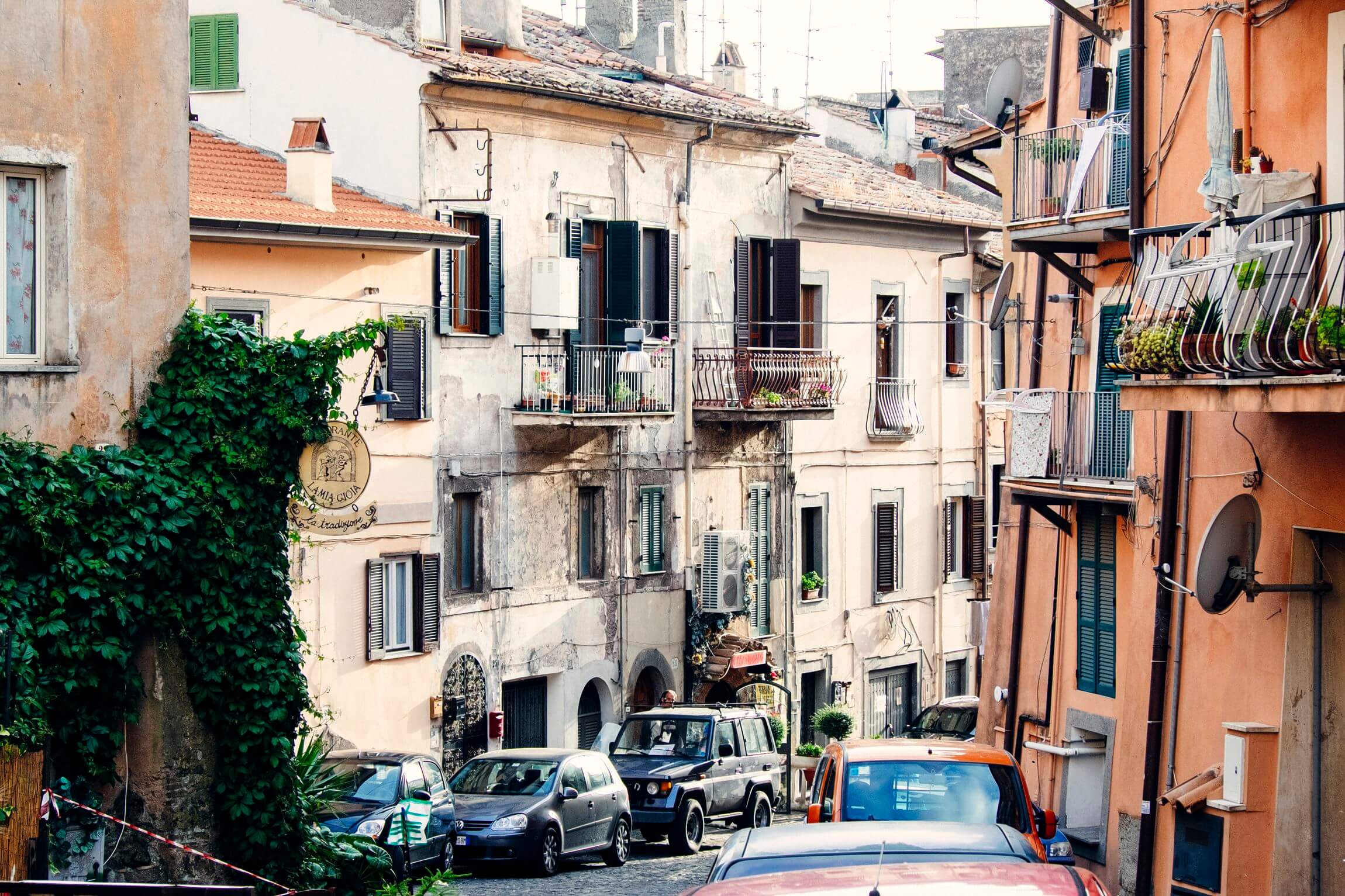 vanilla-cars-traditional-town